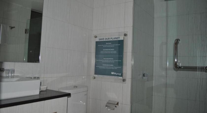 Win Grand Hotel Bekasi Exteriör bild